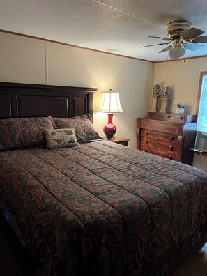 3 室のベッドルーム、WiFi (無料)、ベッドシーツ