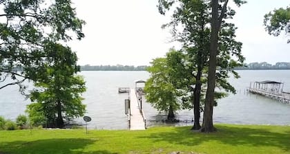 Eagle Lake Escape - lakefront - private lot