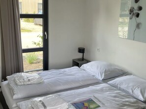 Chalet | 2 bedrooms, individually furnished, bed sheets - Sustainable Holiday Home on the Ijsselmeer (Enkhuizen)