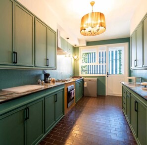 Fridge, microwave, oven, stovetop - Centre Ville Rabat , Vue Panoramique, Confort, Luxe, Proche de Toute Commodité (Rabat)