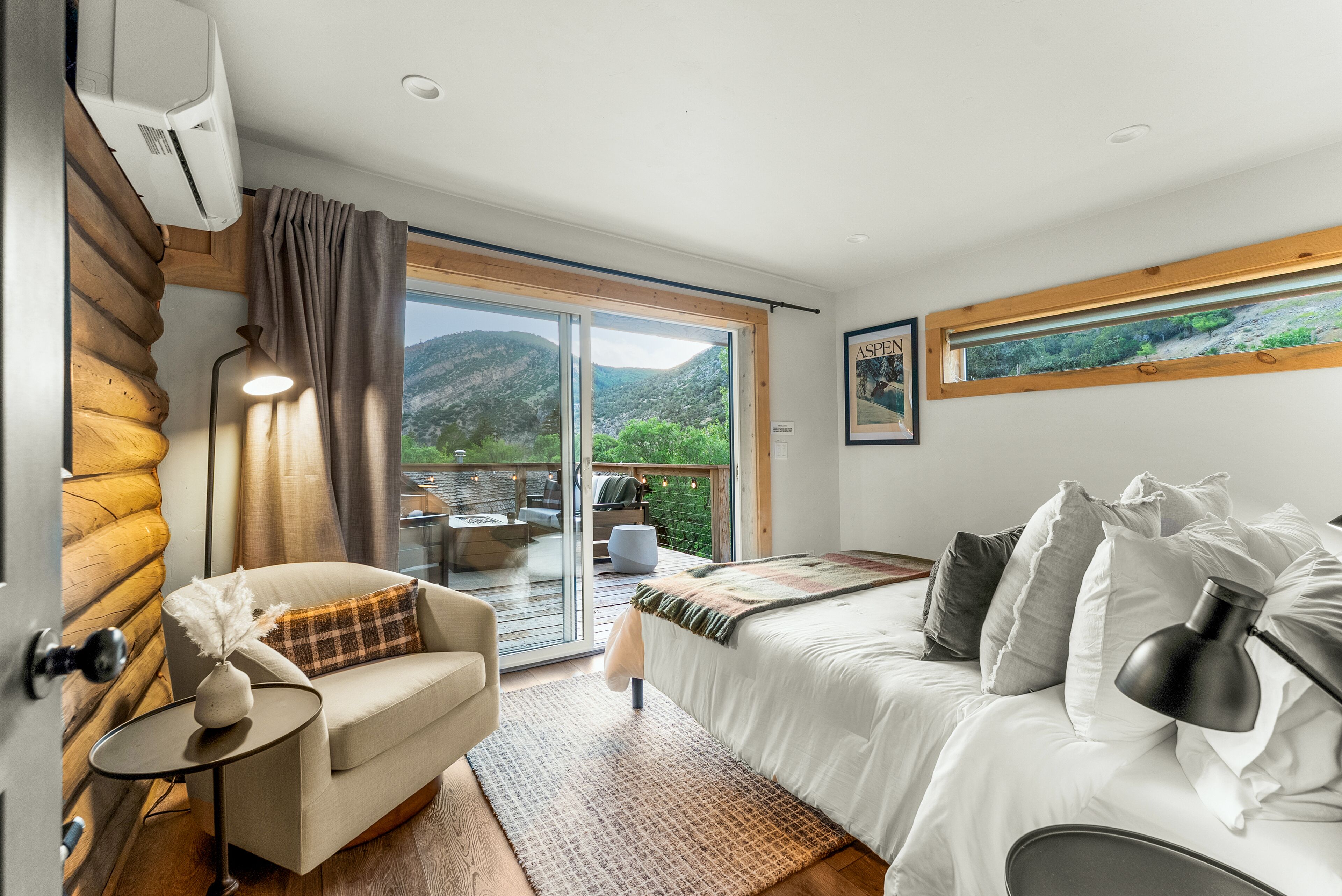 2 bedrooms, desk, WiFi, bed sheets