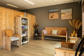 Chalet | Interior - Cottage in Zeeland With Pet-friendly Stay (Koudekerke)