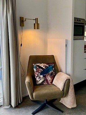 Chalet | Living room - Cottage in Zeeland With Pet-friendly Stay (Koudekerke)