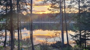 A forested area with a calm lake reflecting the sky. - 1 bedroom pet friendly home in Rekowo (Rekowo)
