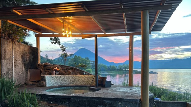 A covered outdoor seating area with a view of a lake and mountains. - Inlaquesh Villa Atitlan (Sololá)