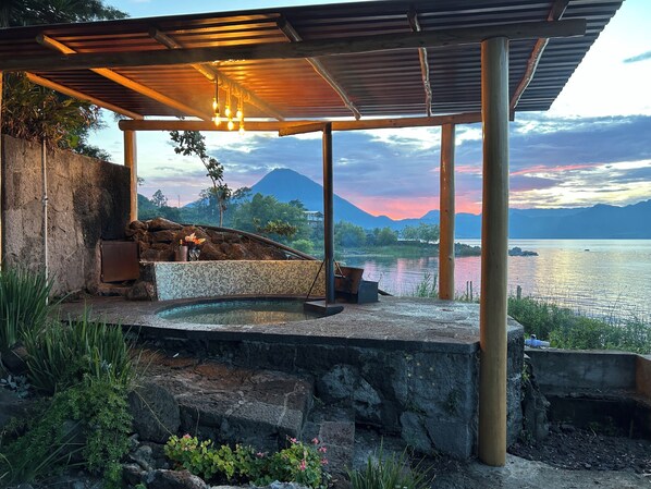 Outdoor spa tub - Inlaquesh Villa Atitlan (Sololá)