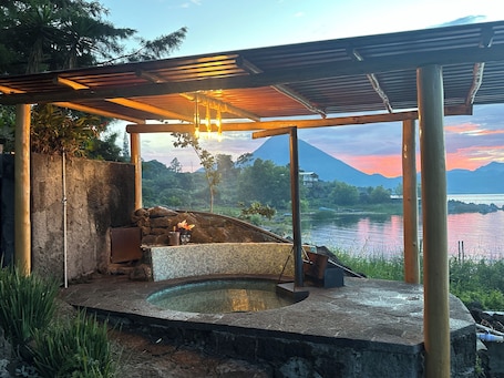Outdoor spa tub