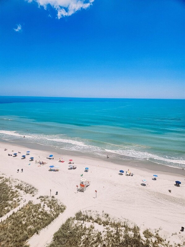 Tæt på stranden, liggestole, badehåndklæder