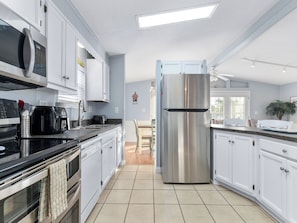 Køleskab, mikrobølgeovn, ovn, kogeplade