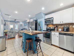 Køleskab, mikrobølgeovn, ovn, kogeplade