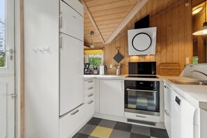 Fridge, oven, stovetop, dishwasher - Near beach center quiet and secluded lot (Slagelse)