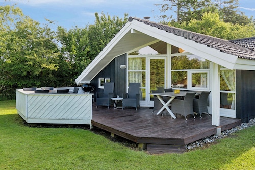 Near beach center quiet and secluded lot 