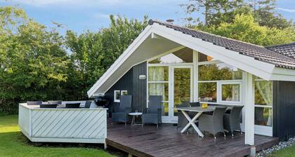 Near beach center quiet and secluded lot