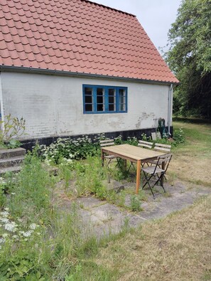 Outdoor dining - Holiday cottage with a 90-degree sea view (Ærøskøbing)