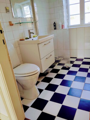 Shower - Holiday cottage with a 90-degree sea view (Ærøskøbing)