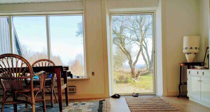 Holiday cottage with a 90-degree sea view