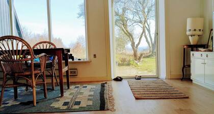 Holiday cottage with a 90-degree sea view