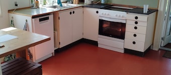 Holiday cottage with a 90-degree sea view