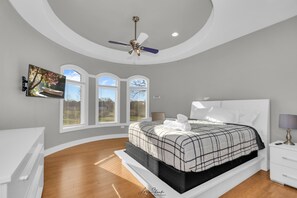 7 bedrooms, iron/ironing board, WiFi, bed sheets - Mokena Manor: Luxury Living - Your Elite Escape! (Mokena)