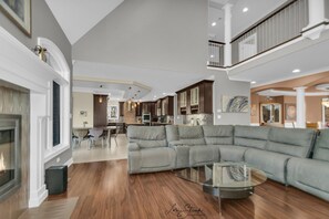 Smart TV - Mokena Manor: Luxury Living - Your Elite Escape! (Mokena)