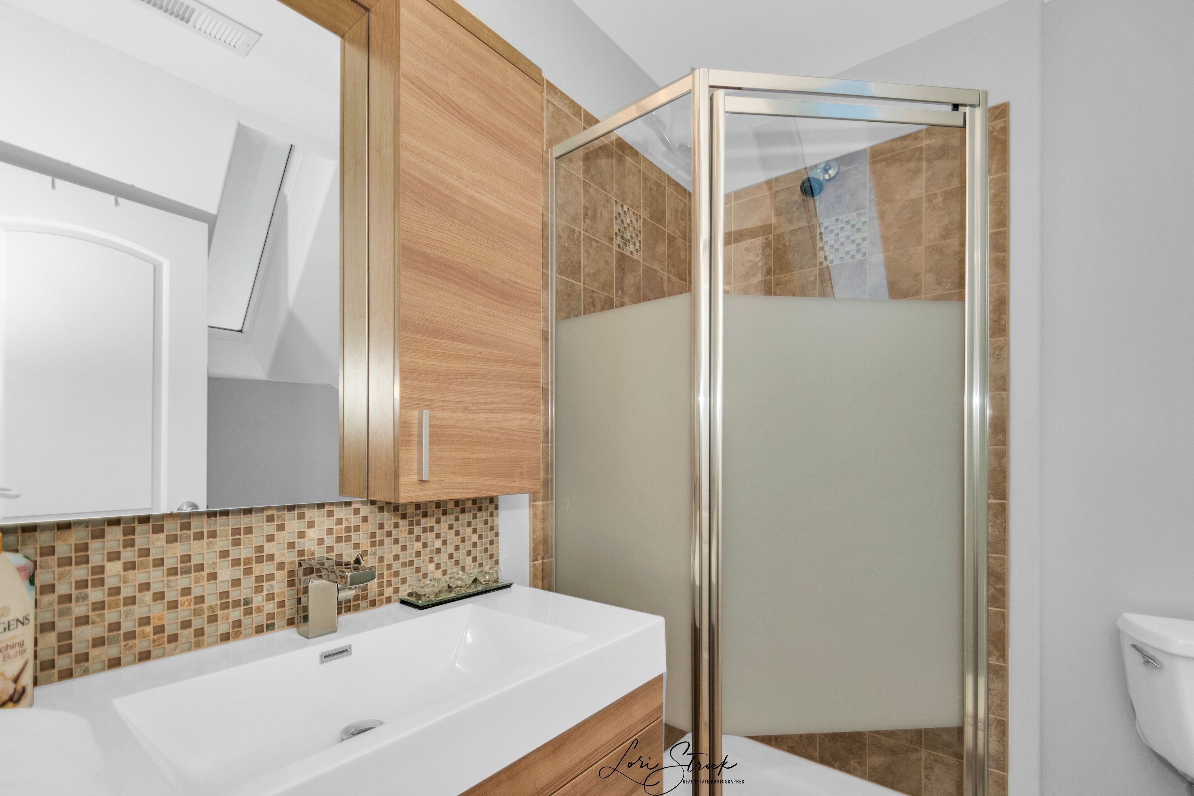 Shower, jetted tub, hair dryer, towels