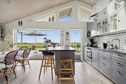 Fantastic summer house with sea view