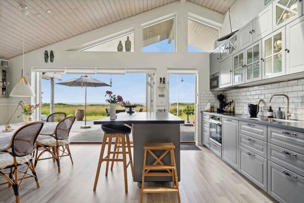 Een koelkast, een oven, een kookplaat, een vaatwasser