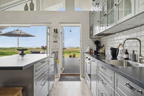 Een koelkast, een oven, een kookplaat, een vaatwasser