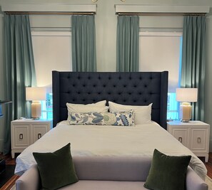 1 quarto, ferros/tábuas de passar roupa, roupa de cama