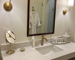 Ducha, secador de pelo y toallas