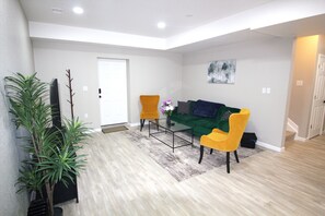 Interior - Cozy, spacious Two-bedroom Basement Apartment in peaceful neighborhood! (Aurora)