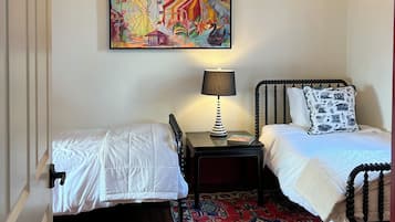 Small adjoining bedroom in the Ares Suite- has 2 twin beds