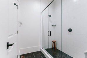 Douche, sĂšche-cheveux, serviettes fournies