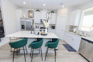 Microwave, oven, stovetop, dishwasher - Welcome to our charming brand-new built home, Parkside, easy access to Hwy 6. (Houston)