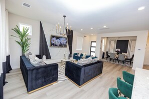 Smart TV, chimenea, videojuegos