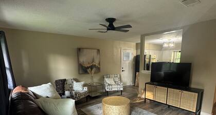 Cottage style home close to downtown and pet friendly