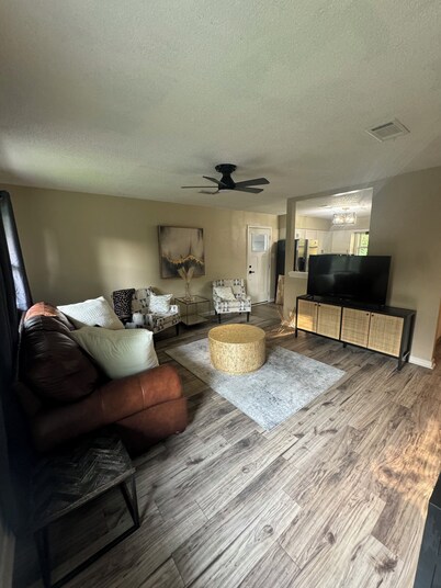 Cottage style home close to downtown and pet friendly 