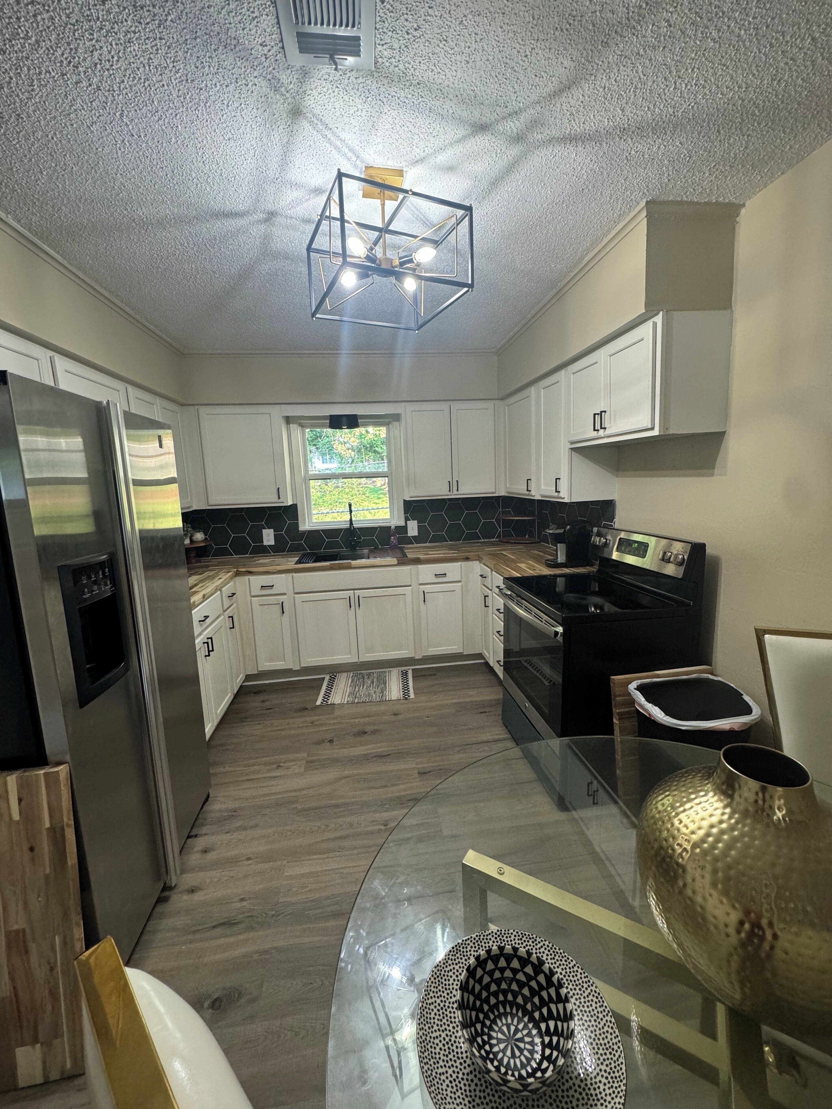 Jääkaappi, mikroaaltouuni, uuni, liesi