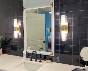 Shower, hair dryer, towels - Luxury Private Suite in Boutique Historic Inn The Athenian- Downtown Location (Athens)