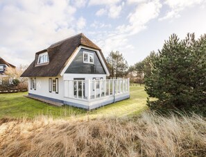 Exterior - Thatched Villa Near the Beach (Hollum)