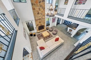 Smart TV, fireplace, video games - Spacious + beautiful 5-bedroom Mediterranean Villa in Monroe, NY. (Monroe)