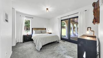 5 bedrooms, travel crib, WiFi, bed sheets