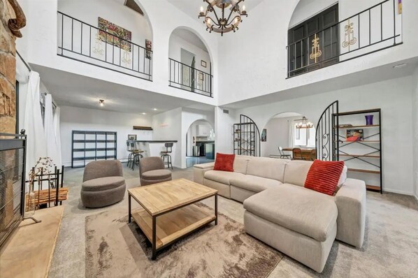 Smart TV, fireplace, video games - Spacious + beautiful 5-bedroom Mediterranean Villa in Monroe, NY. (Monroe)