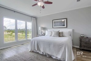 3 bedrooms, desk, WiFi, bed sheets