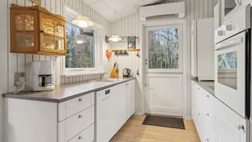 Refrigerador, horno, lavavajillas, silla alta para bebés