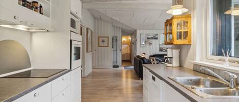 Een koelkast, een oven, een vaatwasser, een kinderstoel