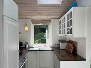 Fridge, oven, stovetop, coffee/tea maker