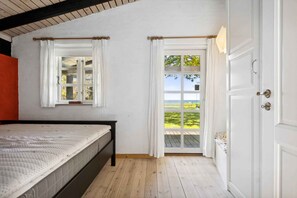 4 bedrooms, iron/ironing board, free WiFi