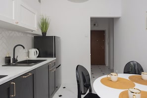 Refrigerador, microondas, parrilla de estufa y lavavajillas 