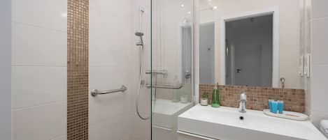 Shower, hair dryer, towels